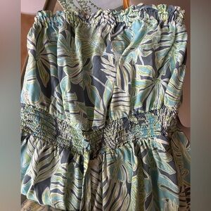 Strapless jumpsuit with flared leg bottoms. Very light material and flowy.